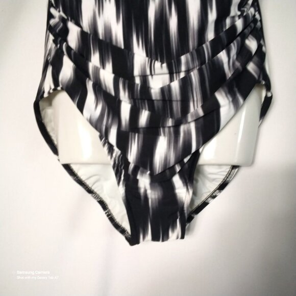 Magicsuit by Miraclesuit 1 Pc. Black & White Slimming Swimsuit NWT Size 14 - Picture 4 of 5